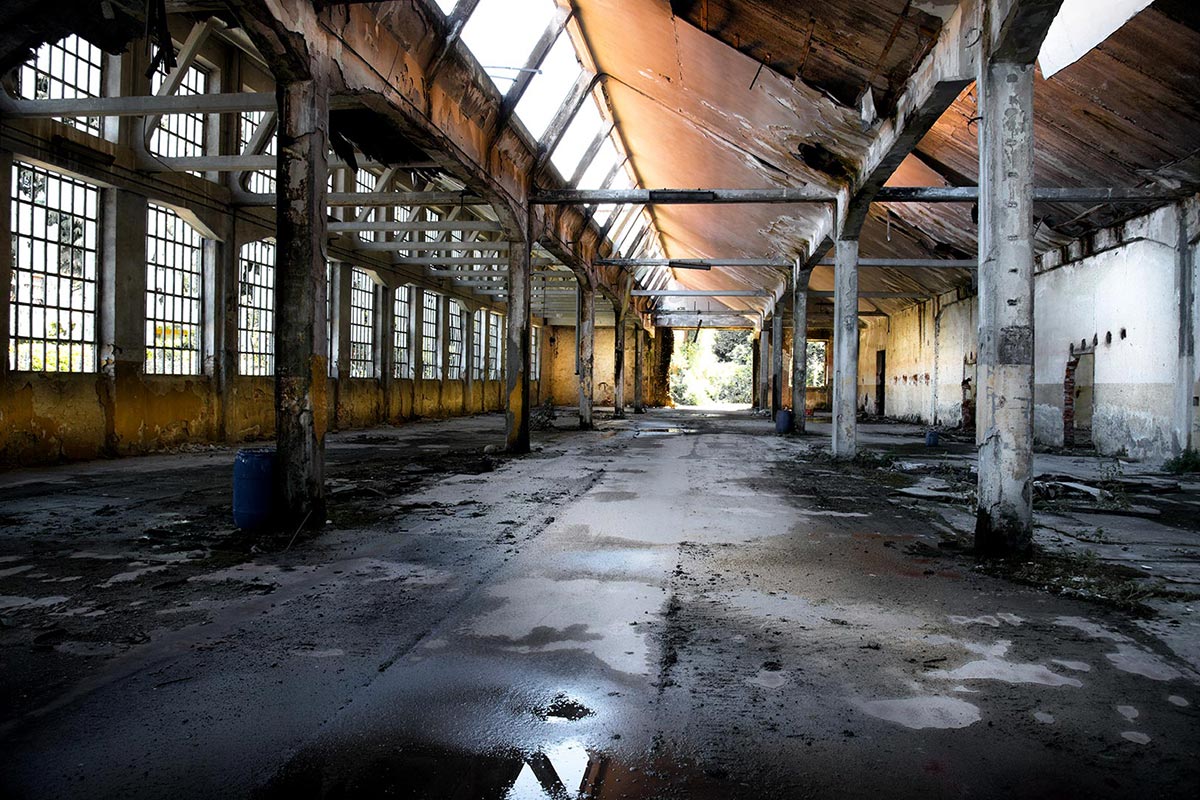 Friche industrielle abandonnée — diagnostic pollution des sols